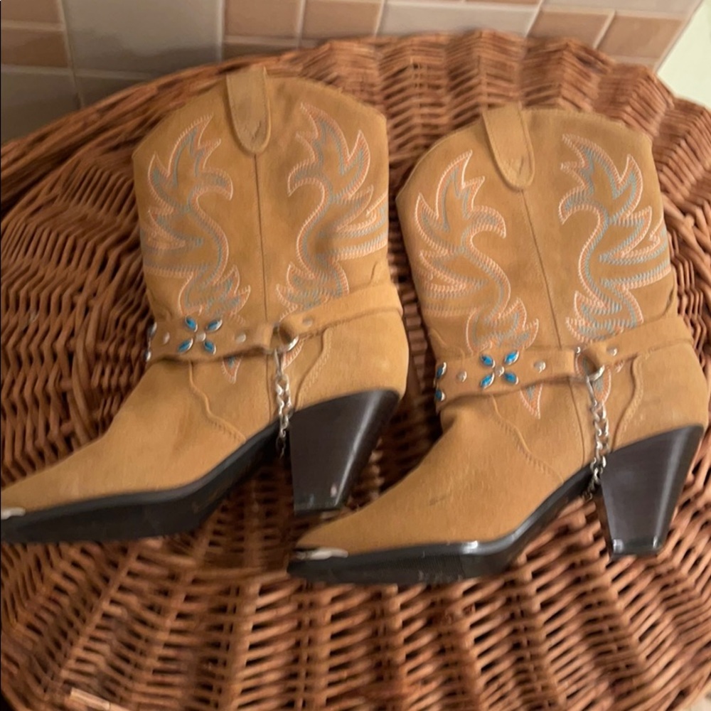 DINGO BOOTS SIZE 7 M. BLUE WHITE PEACH stitching
